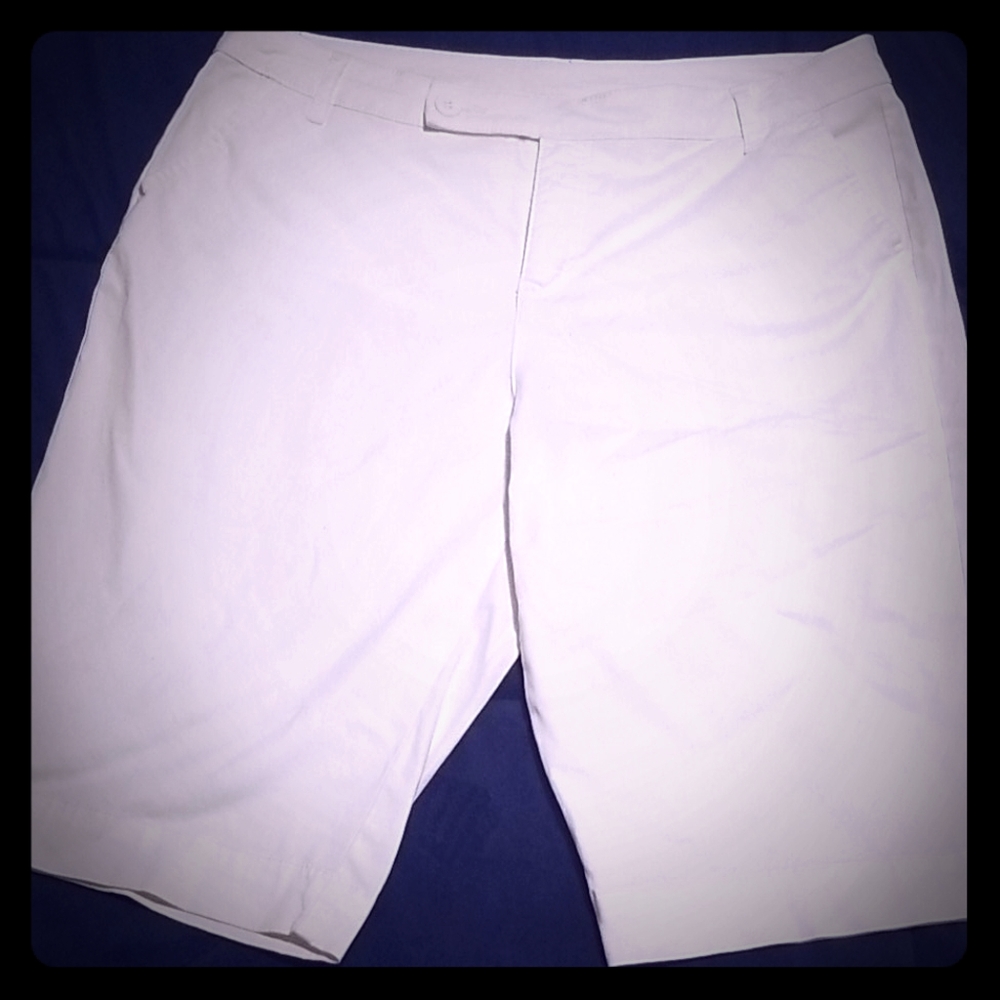 ☀️3/$18☀️-White Bermuda shorts